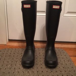 Hunter Tall Rain Boots Black Size 8. Very comfy.